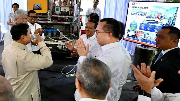 Prabowo Cicipi Air Olahan dan Injak Genteng Biomassa dalam Pameran Inovasi BRIN di Istana