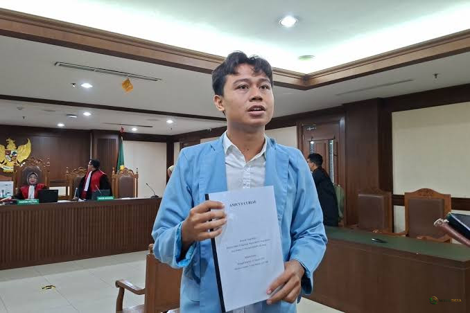 Jelang Wisuda, Mahasiswa Universitas Riau Khariq Anhar Malah Dituntut 6 Bulan Penjara Gara-gara Meme "Timpa Teks"