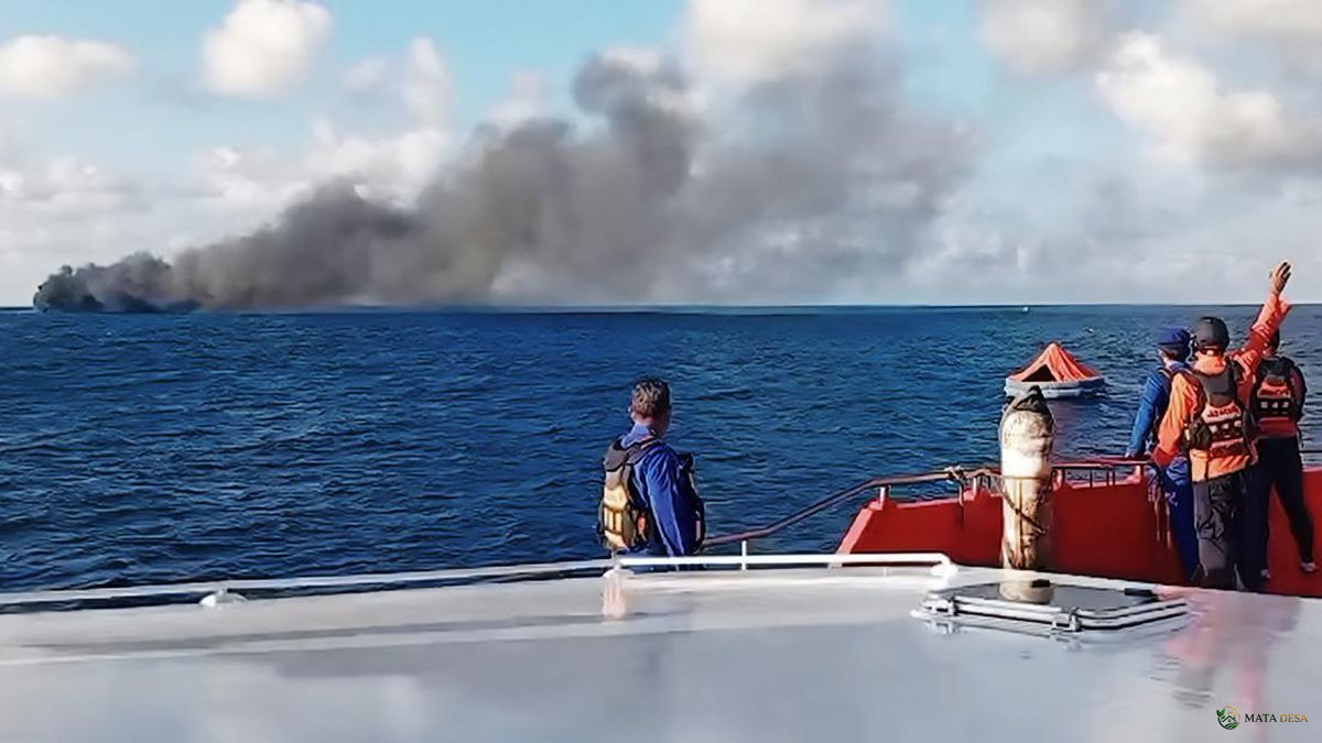 KMP Putri Yasmin Terbakar di Selat Lombok, 33 Penumpang Berhasil Dievakuasi