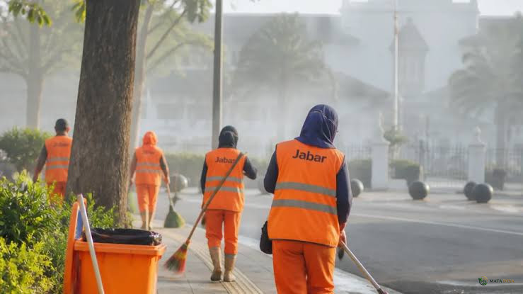 Sekitar 3.000 Warga Jadi THL Penyapu Jalan di Jawa Barat, Honor Rata-rata Rp3,3 Juta per Bulan