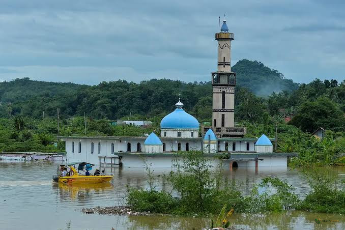 Kemarau Bikin Sisa Permukiman Muncul di Waduk Karian Lebak, Air Turun 80 Sentimeter