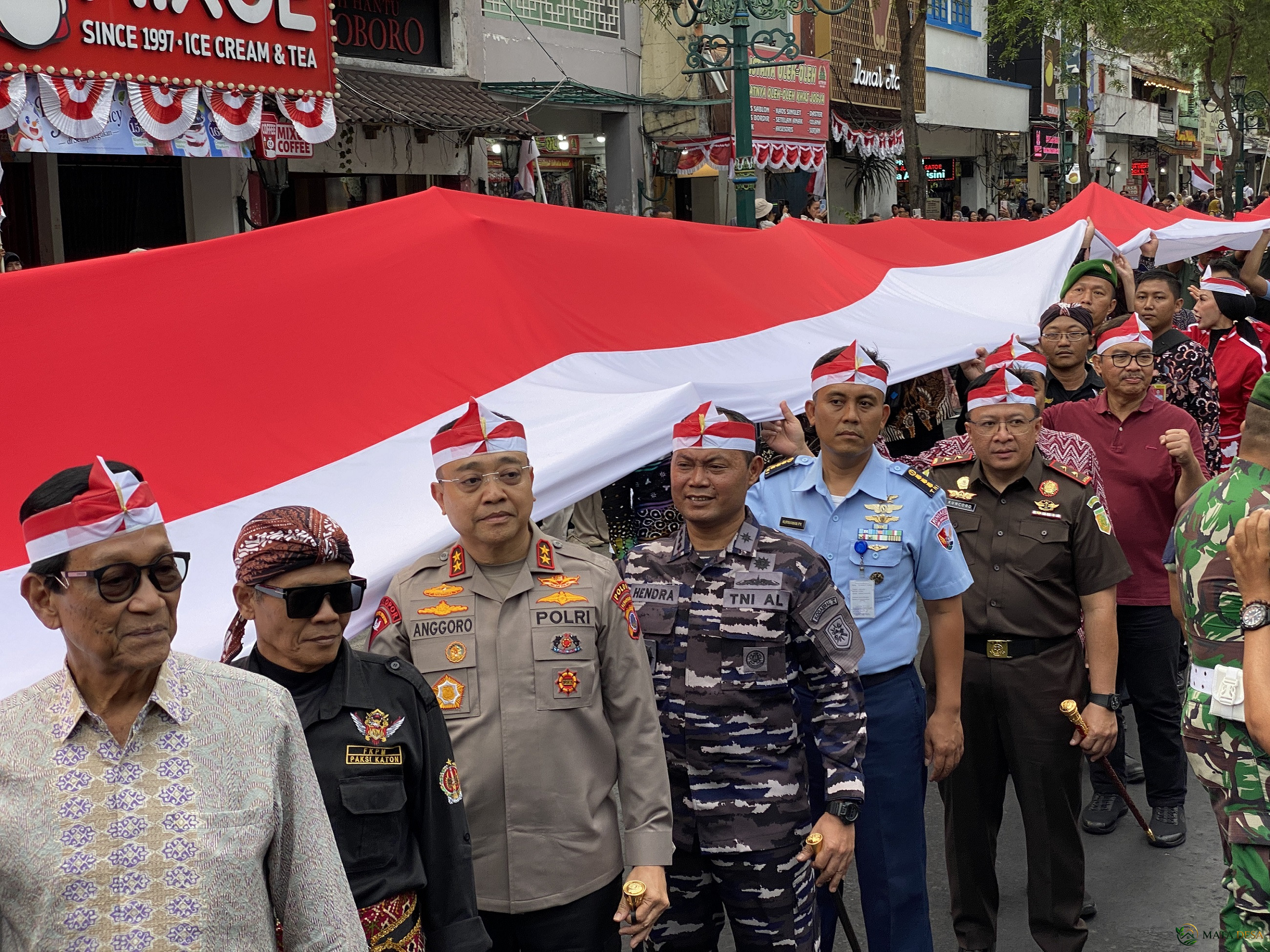 Sambut HUT Kemerdekaan RI, Warga Bentangkan Bendera Merah Putih Sepanjang 481 Meter di Malioboro