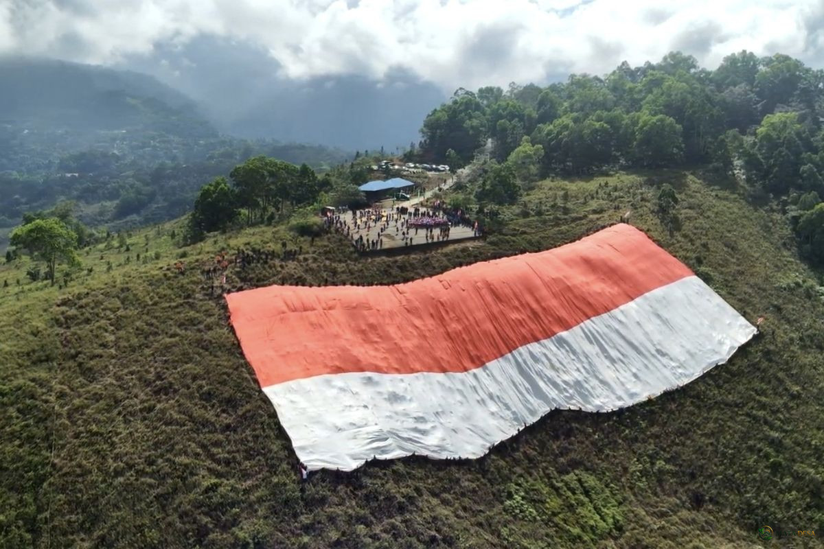 Bendera Merah Putih Raksasa 120 Meter Dibentangkan di Pegunungan Jayapura, Digotong Sejauh 1 Kilometer