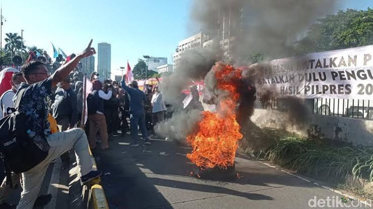 Demo di Depan DPR Memanas, Massa Bakar-bakar dan Pagar Gedung Nyaris Roboh