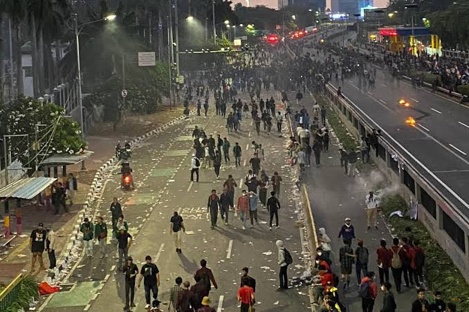Bubaran Demo DPR Memanas, Gas Air Mata Meletup dan Pos Polisi Petamburan Terbakar