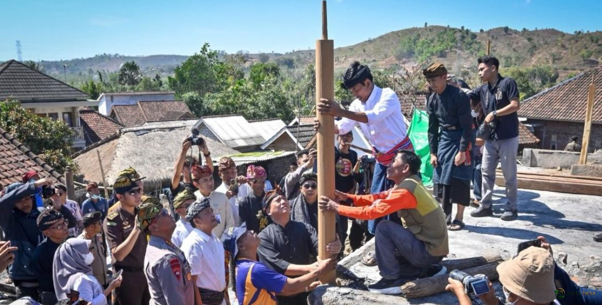 Tradisi Nyemulak Jadi Penanda Kebangkitan Kampung Adat Sade Usai Dilanda Kebakaran