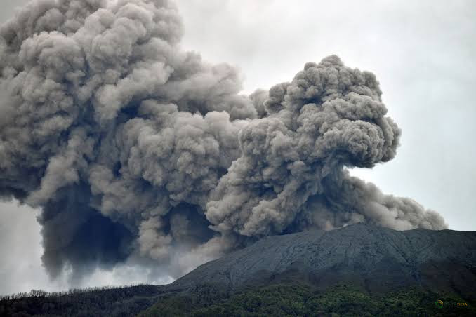 Di Tengah Abu Vulkanik, Warga Hanya Bisa Berharap Angin Membawa Abu Menjauh dari Permukiman