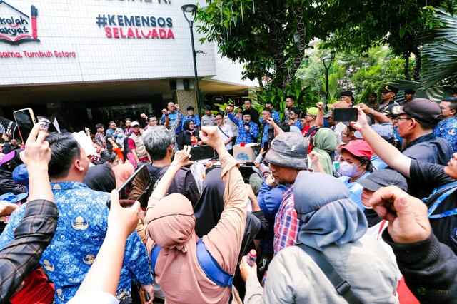 Gus Ipul Minta Warga yang Demo di Kemensos Masuk Kantor dan Sampaikan Aspirasi Langsung