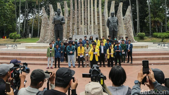 Mahasiswa Gelar Demonstrasi di Tugu Proklamasi, Orasi dan Tuntutan Disampaikan