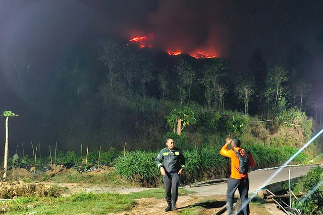 152 Pendaki Dievakuasi Imbas Kebakaran di Lereng Gunung Sumbing
